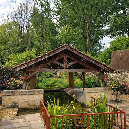 Petit Nid De Charme Dans Un Village Medieval 度假居